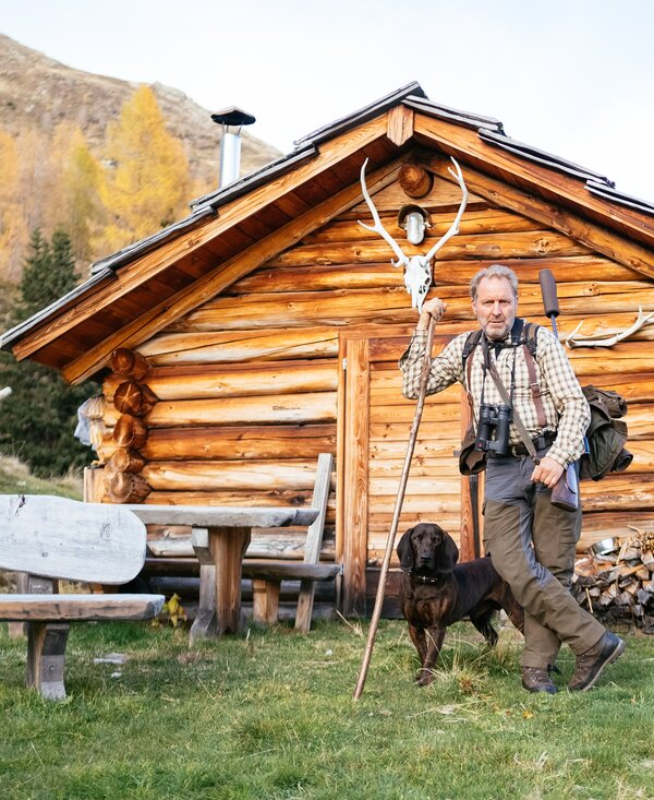 Bauer Heinz vor einer Almhütte | © Urlaub am Bauernhof Kärnten / Daniel Gollner Bauer Heinz vor einer Almhütte | © Urlaub am Bauernhof Kärnten / Daniel Gollner