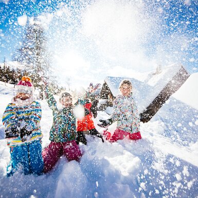 Schnee-Spaß auf der Alm | © Urlaub am Bauernhof Kärnten / Daniel Gollner Kinder werfen mit Schnee | © Urlaub am Bauernhof Kärnten / Daniel Gollner