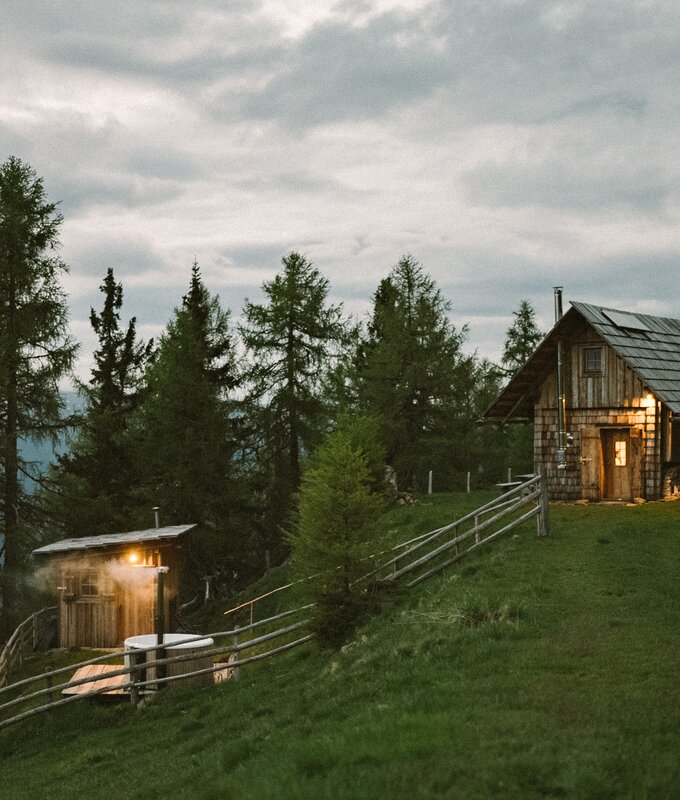 Die Kleine Almhütte mit Hotpot am Abend | © Urlaub am Bauernhof / Daniel Gollner