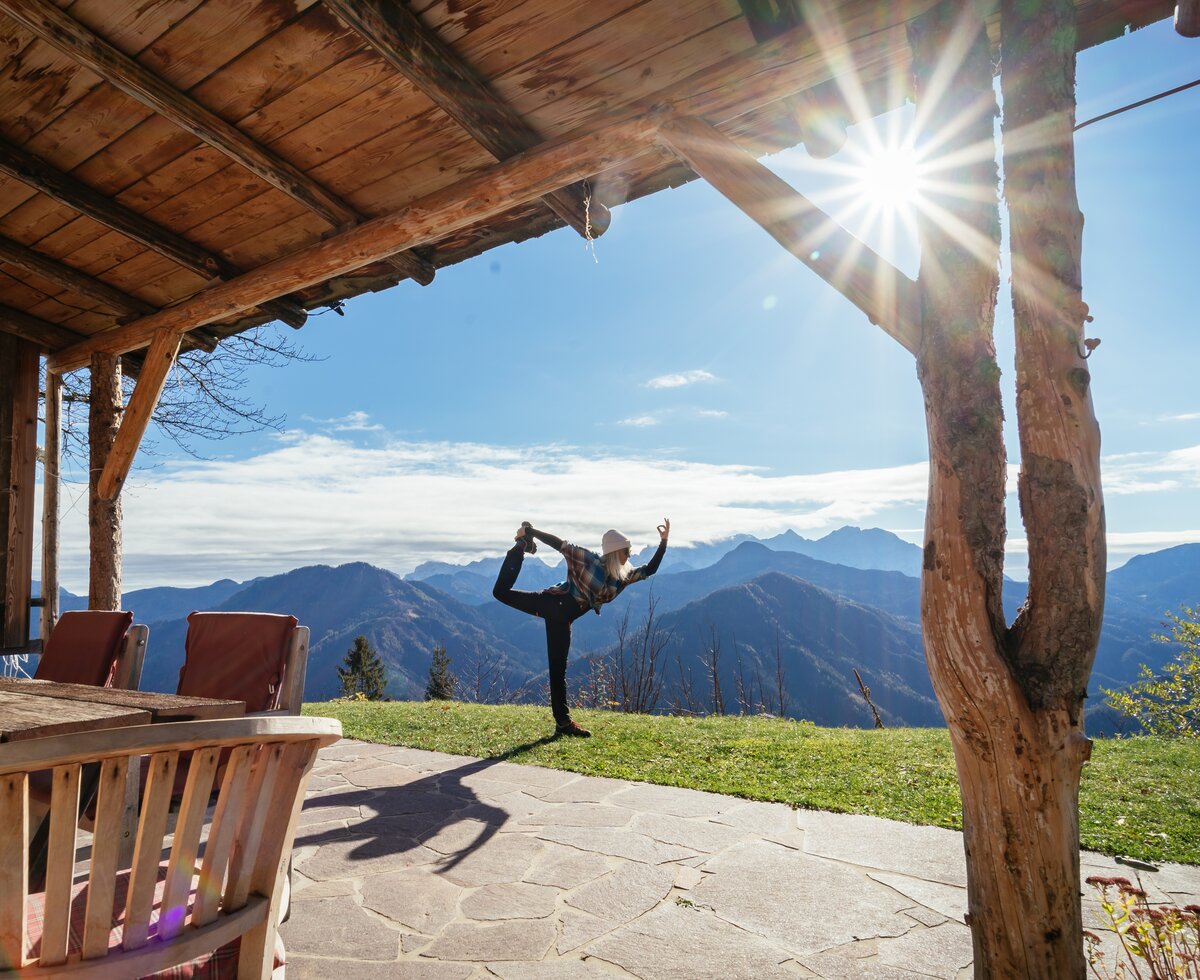 Yoga auf der Alm | © Urlaub am Bauernhof Kärnten/ Daniel Gollner Urlauberin macht Yoga vor der Hütte | © Urlaub am Bauernhof Kärnten/ Daniel Gollner