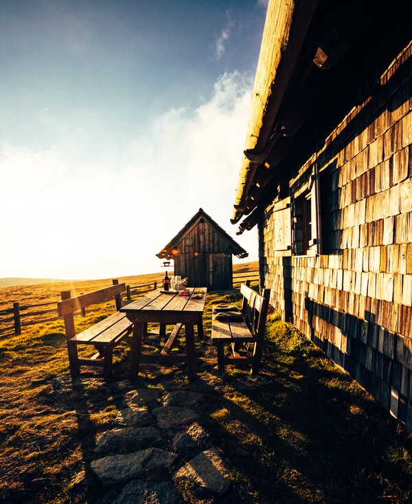 Almhütte im Herbst | © Urlaub am Bauernhof Kärnten/ Daniel Gollner Abendliche Herbstsonne scheint auf Almütte in Kärnten | © Urlaub am Bauernhof Kärnten/ Daniel Gollner