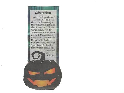Orangefarbene beleuchtete Kürbisfigur mit bedruckter Umhüllung, die Informationen zu einer "Geisterhütte" enthält. | © Kleine Zeitung, Oktober 2022