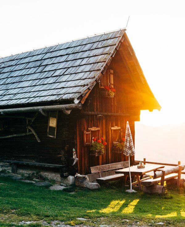 Almhütte im Morgenlicht | © Urlaub am Bauernhof Kärnten / Daniel Gollner Die Almhütte scheint im Morgenlicht bei der aufgehenden Sonne in Kärnten | © Urlaub am Bauernhof Kärnten / Daniel Gollner