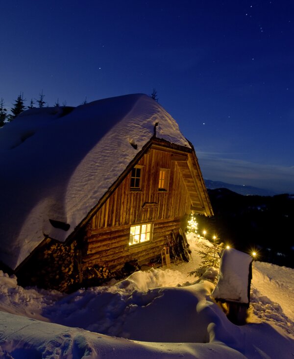 Kärntner Alm bei Nacht im Winter | © Urlaub am Bauernhof/ Tom Lamm Kärntner Almhütte im Mondschein bei Nacht im Winter | © Urlaub am Bauernhof/ Tom Lamm