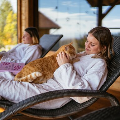 Freundinnen beim Relaxen am Bauernhof | © Urlaub am Bauernhof / Daniel Gollner Urlauberin streichelt Katze im Liegestuhl | © Urlaub am Bauernhof / Daniel Gollner