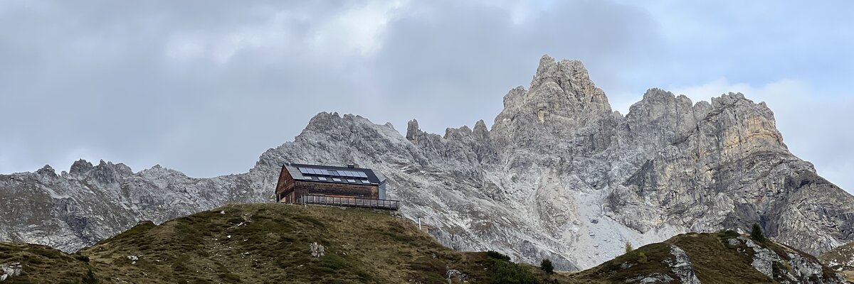 Berg mit Schutzhütte | © Urlaub auf der Alm / Julia Winkler