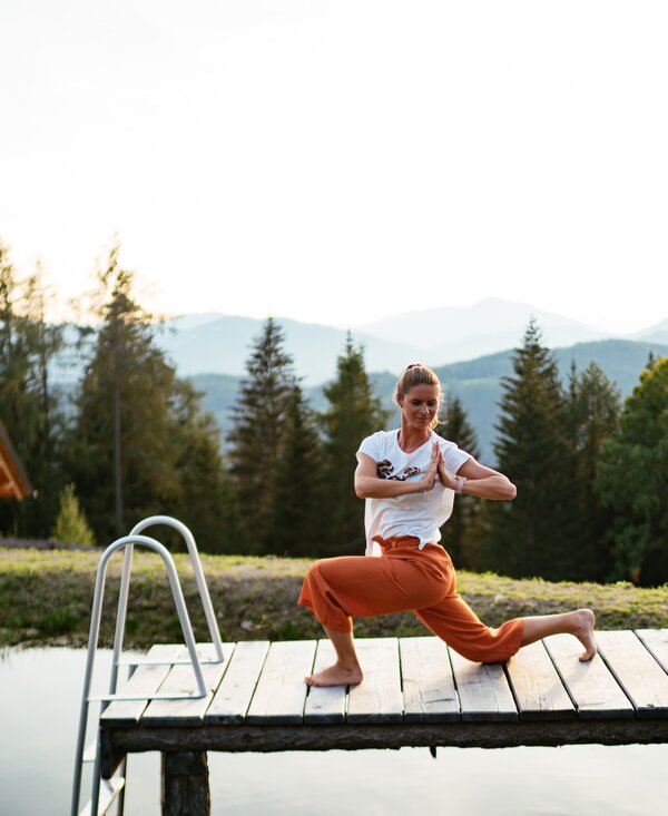 Yoga auf der Alm | © Urlaub am Bauernhof Steiermark / Daniel Gollner Frau macht Yoga am Hüttenteich am Steg | © Urlaub am Bauernhof Steiermark / Daniel Gollner