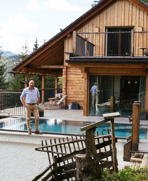 Norbert Humer vor seiner Hütte BienenAlm | © Urlaub am Bauernhof Steiermark / Daniel Gollner Norbert Humer vor seiner Hütte BienenAlm | © Urlaub am Bauernhof Steiermark / Daniel Gollner