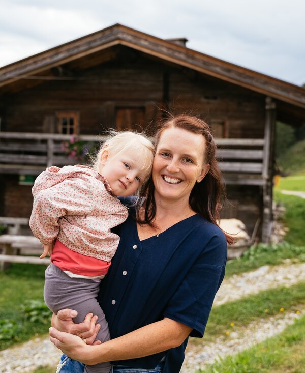 Bernadette mit Tochter | © Urlaub am Bauernhof Tirol / Daniel Gollner Frau mit Kind | © Urlaub am Bauernhof Tirol / Daniel Gollner