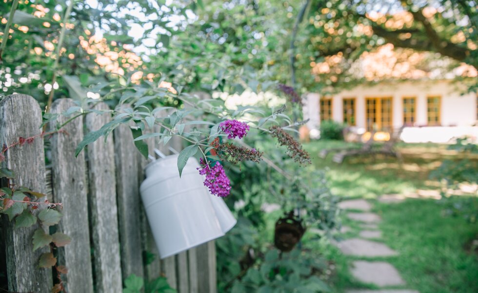 alter Holzzaun mit Kannen | © Urlaub am Bauernhof Burgenland / Julia Reiterics 