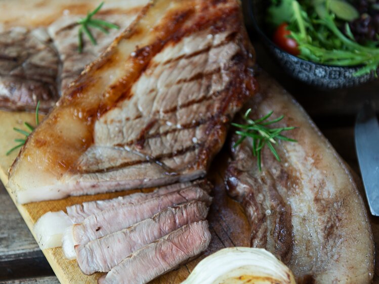 Schweinebraten auf Teller angerichtet | © Carletto Photography / Urlaub am Bauernhof Kärnten