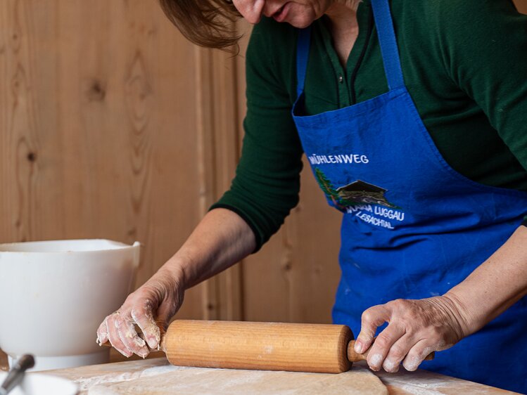 Helene Lugger rollt Germteig aus | © Carletto Photography / Urlaub am Bauernhof Kärnten