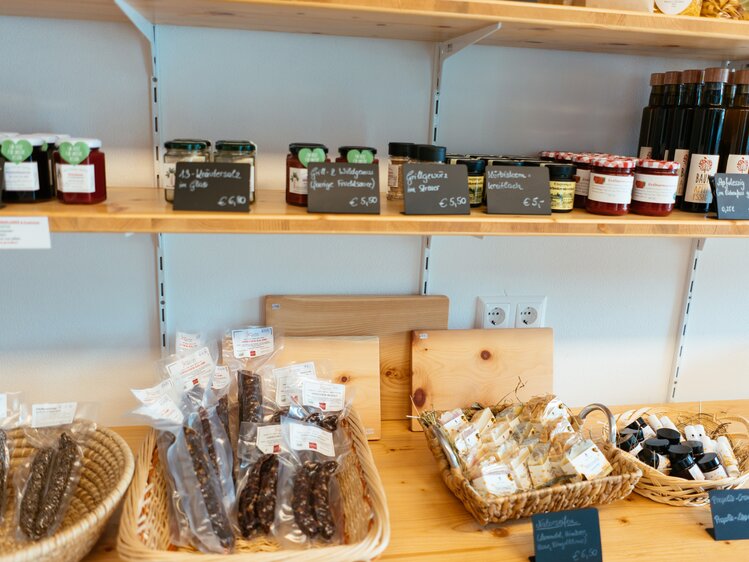 Auf dem Foto erkennt man die vielen verschiedenen Produkte, die im Hofladen angeboten werden. Darunter Salami, Marmeladen und noch vieles mehr. | © Urlaub am Bauernhof Kärnten/ Angelina Tschische