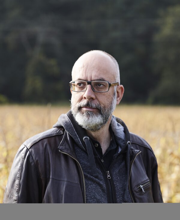 Robert Schabus | © Johannes Puch Robert Schabus vor dem Mais | © Johannes Puch