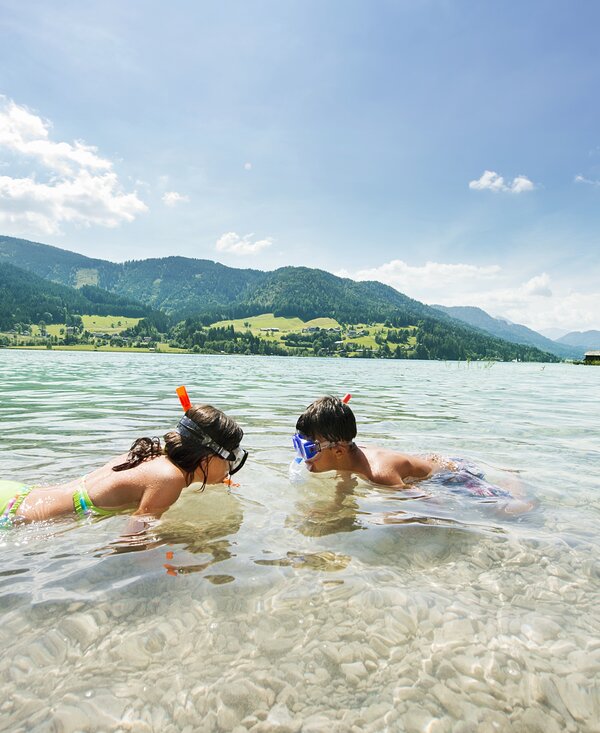 Baden im Weissensee | © Edward Groeger Kinder schnorcheln im Weissensee | © Edward Groeger