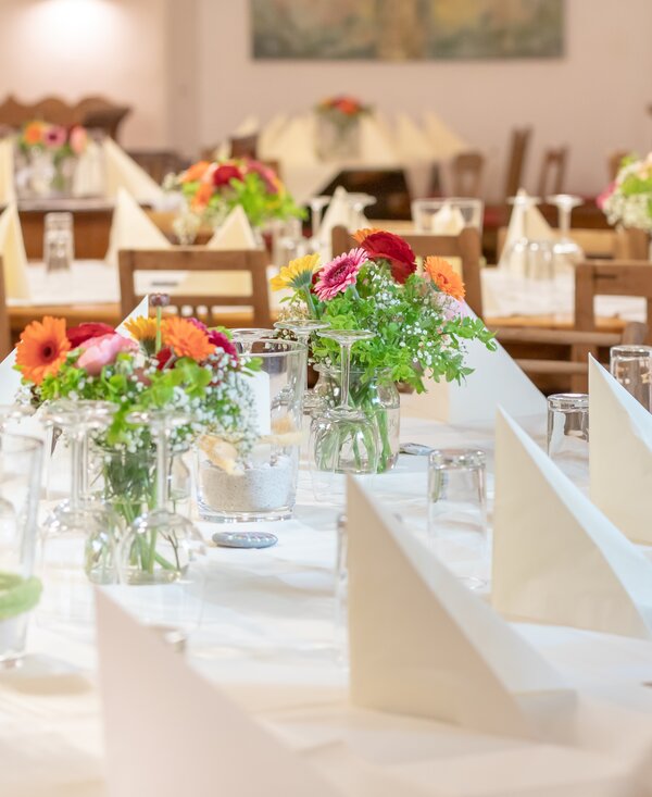 Tische | © Schloss Gundersdorf Tische für Hochzeit gedeckt | © Schloss Gundersdorf