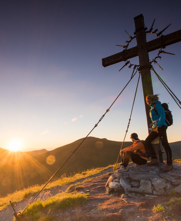Paar am Gipfel | © Franz Gerdl Paar genießt am Gipfel den Sonnenaufgang | © Franz Gerdl
