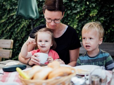 Frau und Kinder | © Urlaub am Bauernhof Kärnten / Daniel Gollner Frau und Kinder beim Essen | © Urlaub am Bauernhof Kärnten / Daniel Gollner