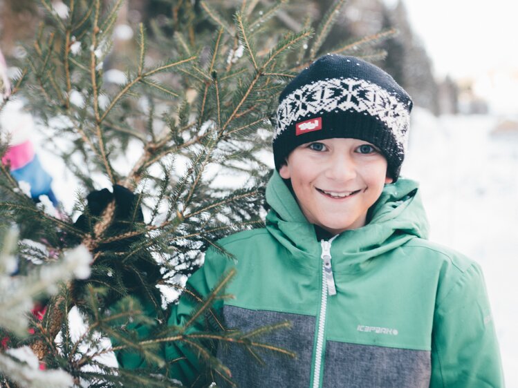 Bub hält Ast von Jungbaum | © Urlaub am Bauernhof Kärnten / Daniel Gollner