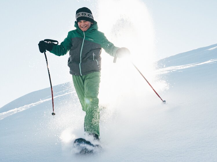 Bub läuft im Schnee mit Schneeschuhen | © Urlaub am Bauernhof Kärnten / Daniel Gollner