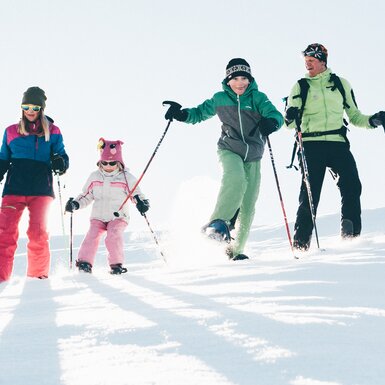 Familie wandert mit Schneeschuhen | © Urlaub am Bauernhof Kärnten / Daniel Gollner