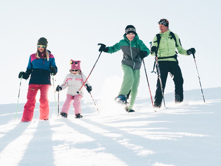 Familie wandert mit Schneeschuhen | © Urlaub am Bauernhof Kärnten / Daniel Gollner