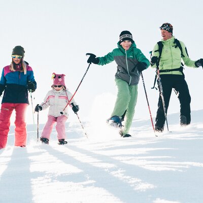 Familie wandert mit Schneeschuhen | © Urlaub am Bauernhof Kärnten / Daniel Gollner