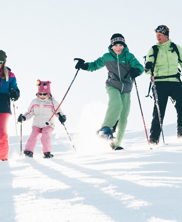 Wandern mit Schneeschuhen | © Urlaub am Bauernhof Kärnten / Daniel Gollner Familie wandert mit Schneeschuhen | © Urlaub am Bauernhof Kärnten / Daniel Gollner