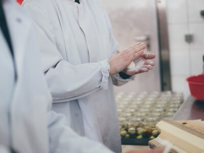 Käseproduktion | © Urlaub am Bauernhof Kärnten / Daniel Gollner Käse mit der Hand zu Bällchen formen | © Urlaub am Bauernhof Kärnten / Daniel Gollner