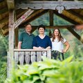 Familie steht im Bungalow und lächelt in die Kamera | © Urlaub am Bauernhof Kärnten / Daniel Gollner