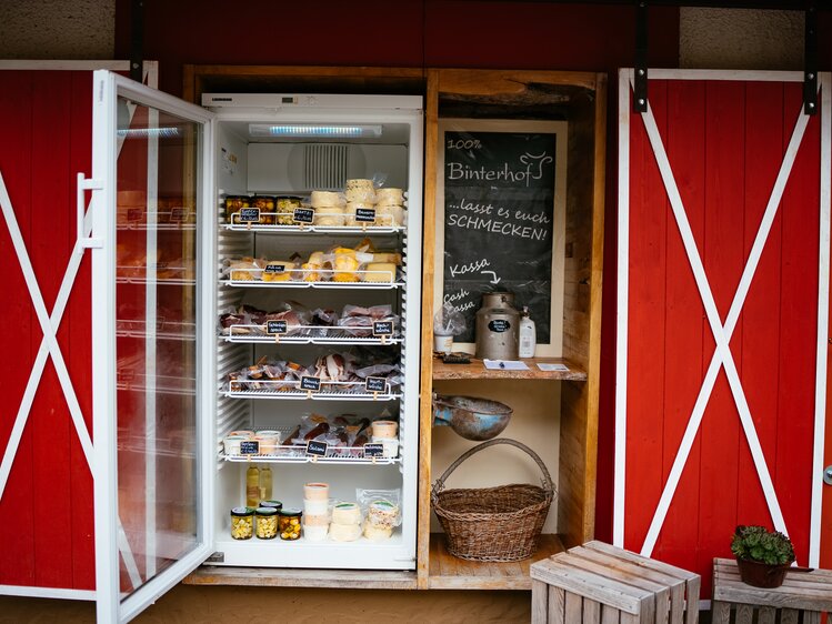 Kühlschrank mit unterschiedlichen Produkten | © Urlaub am Bauernhof Kärnten / Daniel Gollner