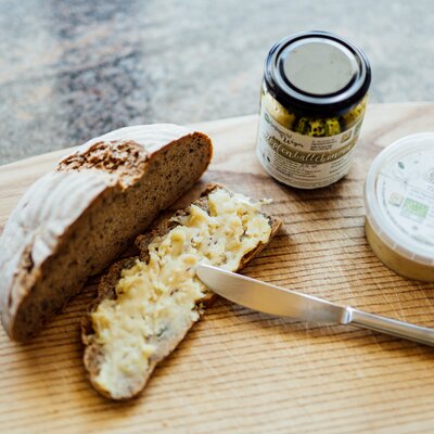 Brot mit Aufstrich auf Brett | © Urlaub am Bauernhof Kärnten / Daniel Gollner