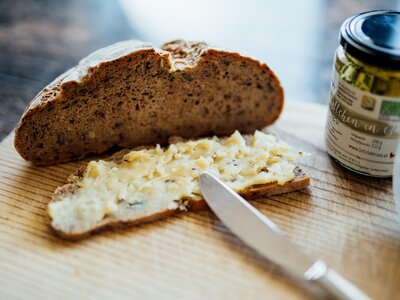 Brot mit Aufstrich | © Urlaub am Bauernhof Kärnten / Daniel Gollner Brot mit Aufstrich auf Brett | © Urlaub am Bauernhof Kärnten / Daniel Gollner