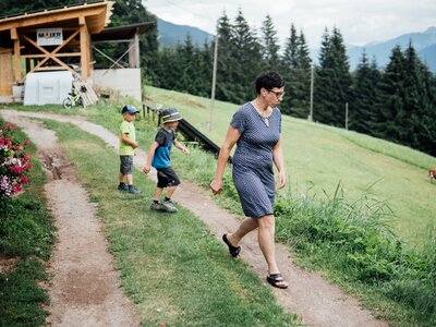 Frau und Kinder am Weg | © Urlaub am Bauernhof Kärnten / Daniel Gollner Frau und Kinder gehen am Weg entlang | © Urlaub am Bauernhof Kärnten / Daniel Gollner