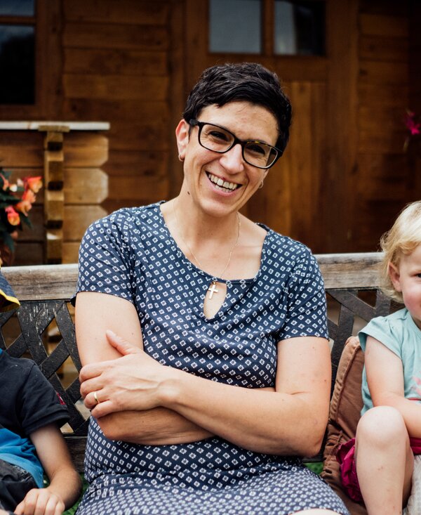 Frau und Kinder | © Urlaub am Bauernhof Kärnten / Daniel Gollner Frau und Kinder sitzen auf der Bank | © Urlaub am Bauernhof Kärnten / Daniel Gollner