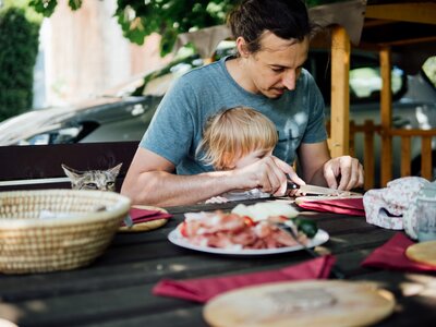 Mann und Kind | © Urlaub am Bauernhof Kärnten/ Daniel Gollner Mann und Kind jausnen | © Urlaub am Bauernhof Kärnten/ Daniel Gollner