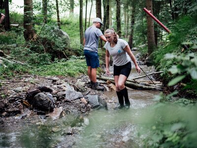 Mann und Frau im Bach | © Urlaub am Bauernhof Kärnten/ Daniel Gollner Mann und Frau mit Gummistiefel im Bach | © Urlaub am Bauernhof Kärnten/ Daniel Gollner