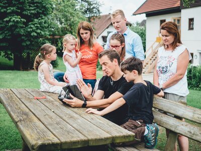 Familie mit Tablet | © Urlaub am Bauernhof Kärnten / Daniel Gollner Familie schaut auf Tablet | © Urlaub am Bauernhof Kärnten / Daniel Gollner