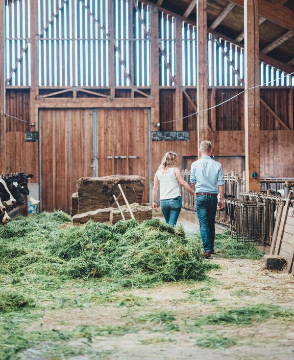 Paar im Stall | © Urlaub am Bauernhof Kärnten / Daniel Gollner Paar geht durch den Stall | © Urlaub am Bauernhof Kärnten / Daniel Gollner