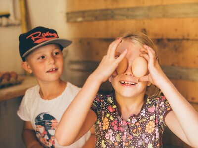Mädchen mit Hühnereier | © Urlaub am Bauernhof Kärnten / Daniel Gollner Mädchen hält Hühnereier vor die Augen | © Urlaub am Bauernhof Kärnten / Daniel Gollner