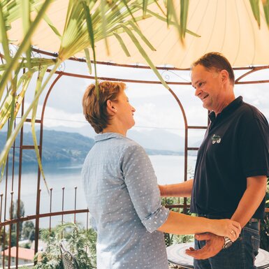 Paar steht im Pavillon | © Urlaub am Bauernhof Kärnten / Daniel Gollner