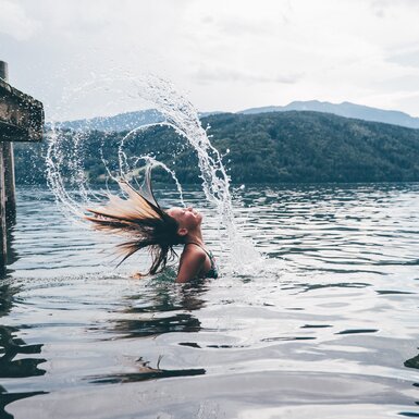 Mädchen im See | © Urlaub am Bauernhof Kärnten/ Daniel Gollner Mädchen im See spritzt das Wasser mit den Haaren | © Urlaub am Bauernhof Kärnten/ Daniel Gollner