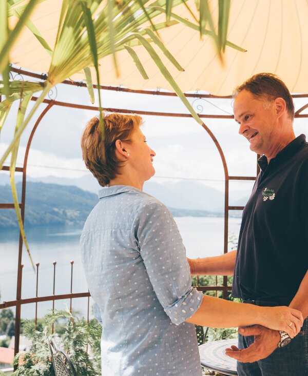 Paar im Pavillon | © Urlaub am Bauernhof Kärnten / Daniel Gollner Paar steht im Pavillon | © Urlaub am Bauernhof Kärnten / Daniel Gollner