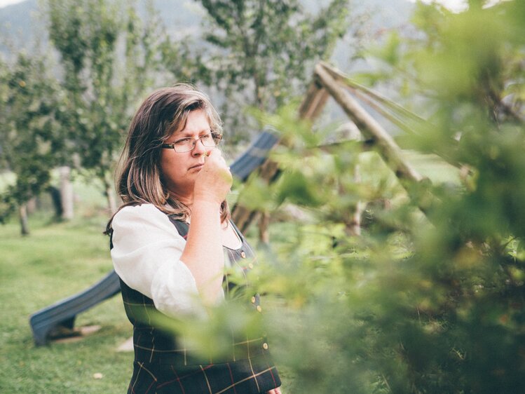 Frau im Garten bei Sträucher | © Urlaub am Bauernhof Kärnten / Daniel Gollner