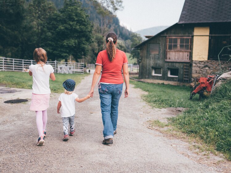 Frau geht mit Kindern auf der Straße | © Urlaub am Bauernhof Kärnten / Daniel Gollner