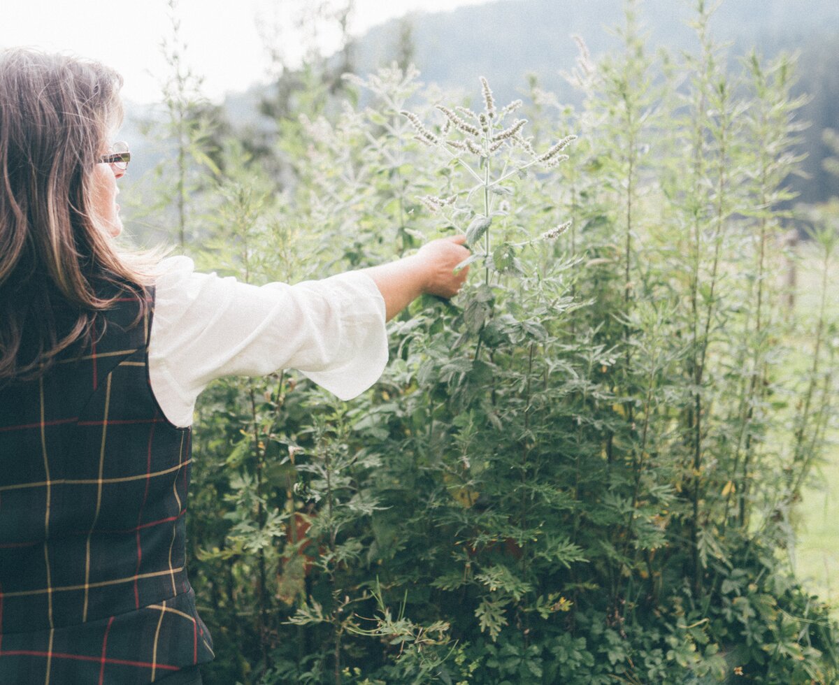 Frau im Garten bei Sträucher | © Urlaub am Bauernhof Kärnten/Daniel Gollner