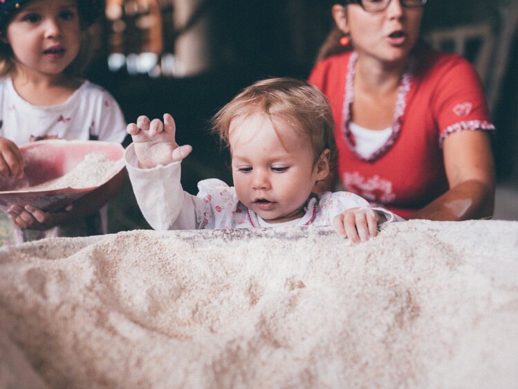 Kinder beim Futter im Stall | © Urlaub am Bauernhof Kärnten / Daniel Gollner