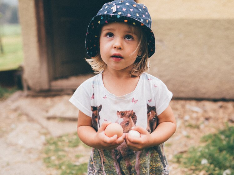 Mädchen hält Hühnereier in der Hand | © Urlaub am Bauernhof Kärnten / Daniel Gollner
