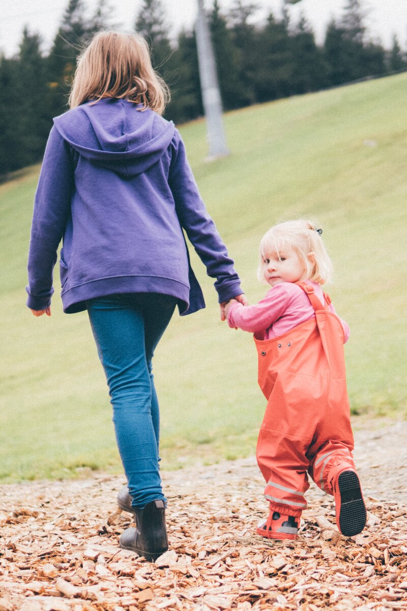 Kinder laufen Hand in Hand durch das Laub | © Urlaub am Bauernhof Kärnten/Daniel Gollner