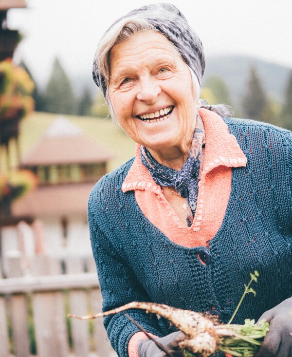 Frau mit Karotten | © Urlaub am Bauernhof Kärnten/Daniel Gollner Frau mit Karotten in der Hand | © Urlaub am Bauernhof Kärnten/Daniel Gollner